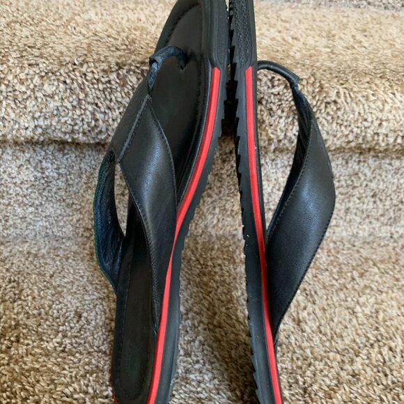 Gucci Men\'s Black Leather Thong Sandals.